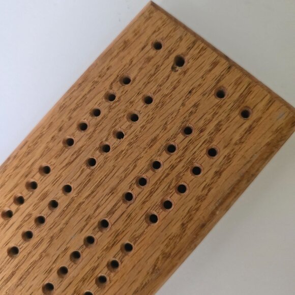 Handmade Oak Wooden Cribbage Board Game With 4 Red Pegs - Picture 4 of 16